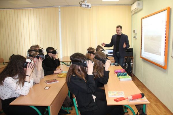 У Черкаській школі провели урок у форматі віртуальної реальності