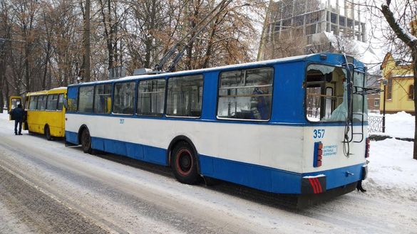 У Черкасах маршрутка зіштовхнулася з тролейбусом