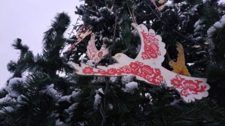 В Черкасах одну з новорічних ялинок прикрасили символічними птахами (фото)