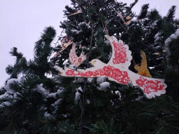 В Черкасах одну з новорічних ялинок прикрасили символічними птахами (фото)