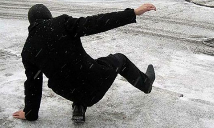 Мер Черкас вкрай незадоволений прибиранням тротуарів від снігу
