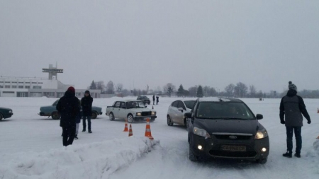 “Зимовий спринт”: у Черкасах водії змагалися на слизькій трасі