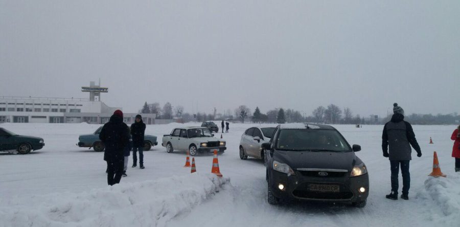 “Зимовий спринт”: у Черкасах водії змагалися на слизькій трасі