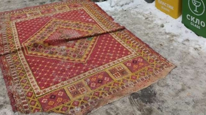 Перед приїздом Президента на черкаській зупинці постелили килимок (фото)