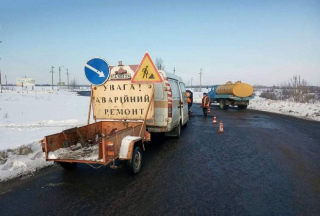 На Черкащині взимку ремонтують дороги. Кажуть, що це нормально