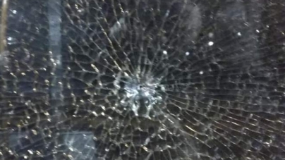 Постріл чи камінь: невідомі у Черкасах розбили вікно тролейбуса