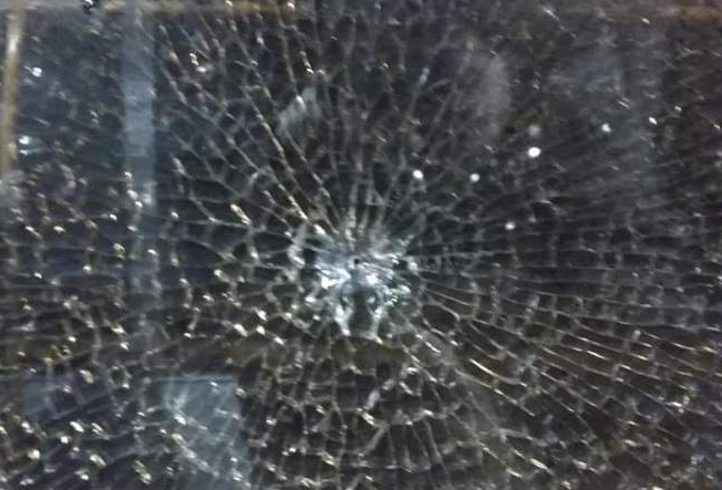 Постріл чи камінь: невідомі у Черкасах розбили вікно тролейбуса