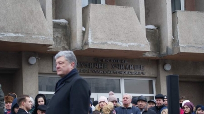 Порошенко назвав “москальським провокатором” черкасця, який запитав його про корупцію (відео)
