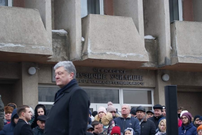 Порошенко назвав “москальським провокатором” черкасця, який запитав його про корупцію (відео)