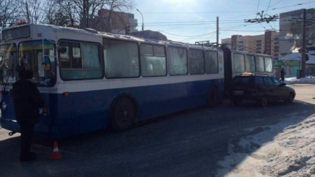У Черкасах сталося ДТП за участі тролейбуса