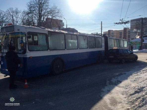 У Черкасах сталося ДТП за участі тролейбуса