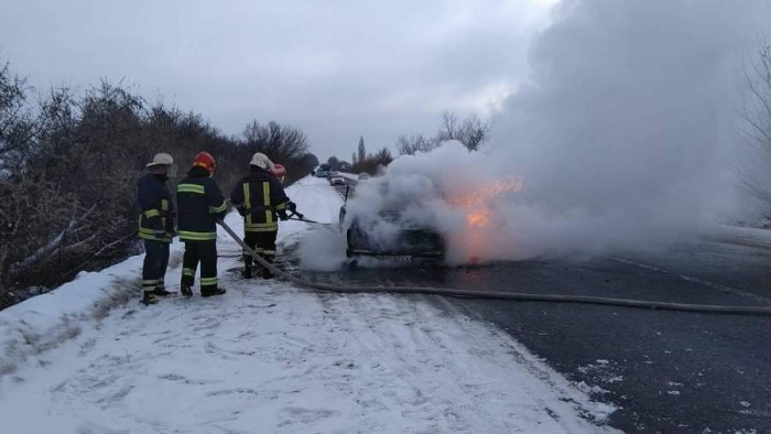 На Золотоніщині під час руху загорілася автівка (фото, відео)
