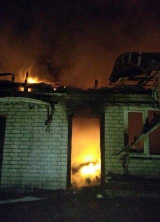 Перед Новим роком на Черкащині палав двохповерховий будинок (фото)