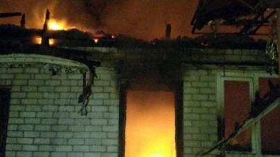 Перед Новим роком на Черкащині палав двохповерховий будинок (фото)