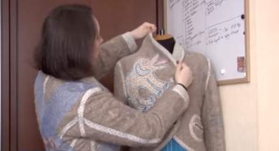 Дизайнерка з Черкас відтворила на одязі картини відомої художниці (відео)