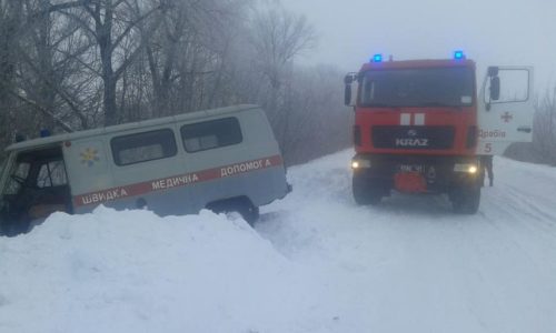 На Черкащині автомобіль «швидкої» рятували із сніжної пастки