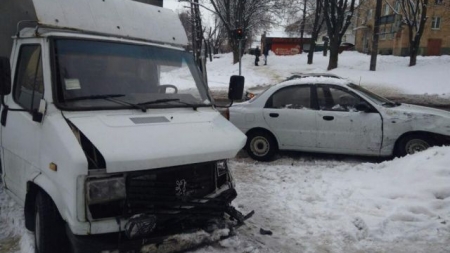 У Черкасах зіткнулися дві автівки: є постраждалі (фото)