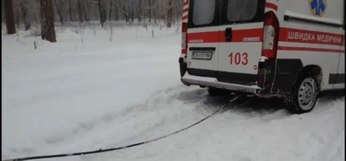 На Черкащині впродовж вихідних в сніговий полон потрапило 6 карет «швидкої» (відео)