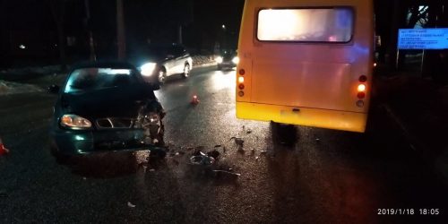 У Черкасах сталася ДТП за участі маршрутки і легковика (фото)