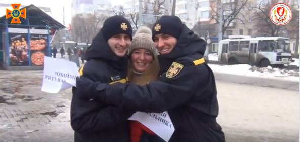 “Обіймашки”: на вулицях Черкас перехожих обіймали рятувальники (відео)