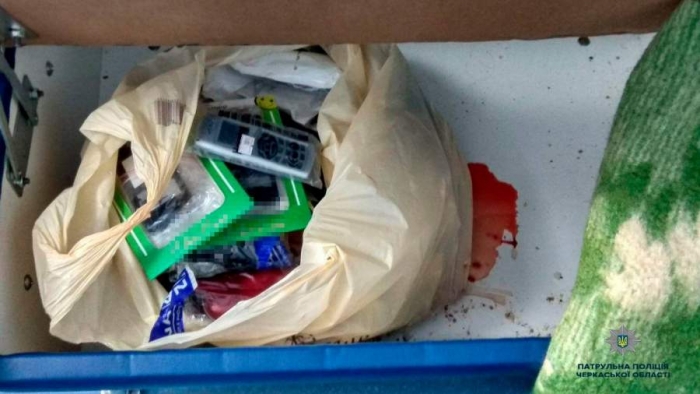 В лікарню Черкас невідомий підкинув підозрілі пакети: з одного пакунку текла кров (фото)