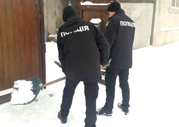 Черкаські правоохоронці допомагають пенсіонерам боротися з негодою (фото)