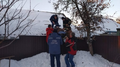На Черкащині врятували жінку, яка послизнулась на даху (фото, відео)