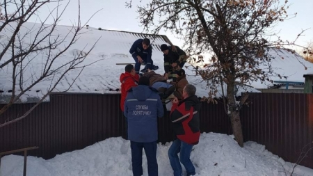 На Черкащині врятували жінку, яка послизнулась на даху (фото, відео)
