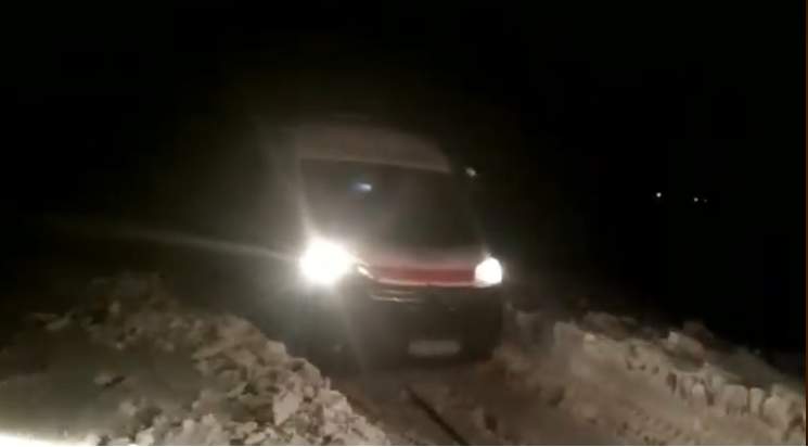 На Черкащині швидка застрягла в сніговому заметі (відео)