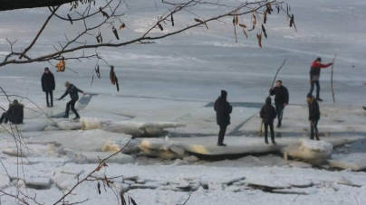 Небезпечні ігри на льоду влаштовують канівські підлітки (фото)