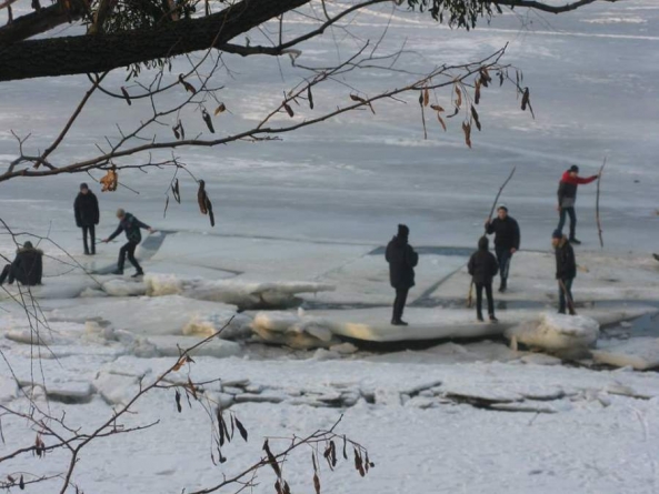 Небезпечні ігри на льоду влаштовують канівські підлітки (фото)