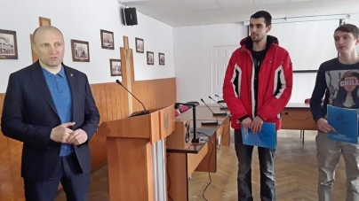 Міський голова Черкас вручив сиротам ключі від квартир (фото, відео)