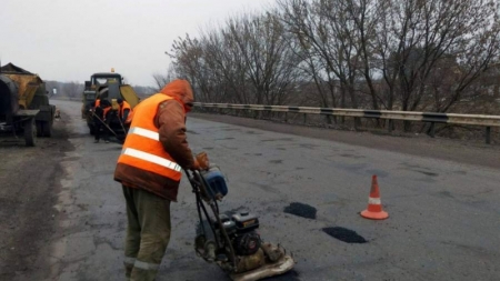 Дорожники звітують про ямковий ремонт на дорогах Черкаської області