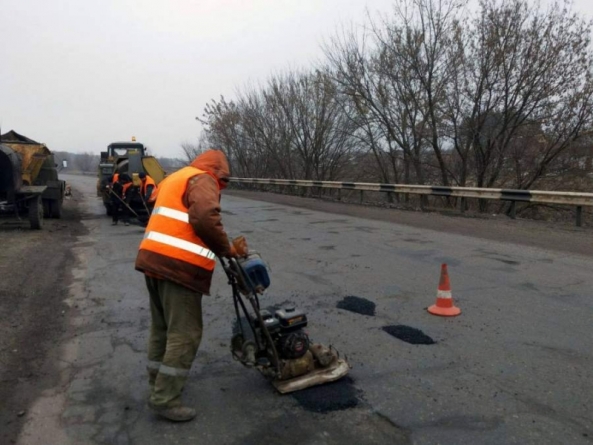 Дорожники звітують про ямковий ремонт на дорогах Черкаської області