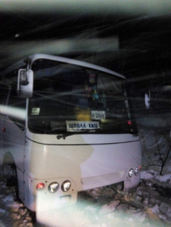На Черкащині зі снігових заметів рятували «швидку» та рейсовий автобус