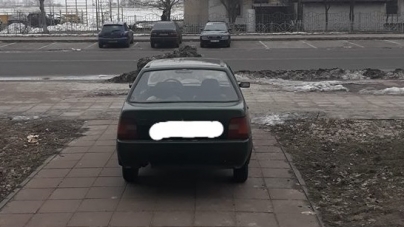 У Черкасах водій припаркував авто на тротуарі (фотофакт)
