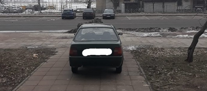 У Черкасах водій припаркував авто на тротуарі (фотофакт)