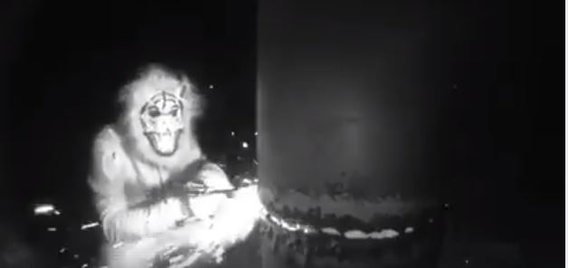 Відео зрізання у Черкасах білборда з Мураєвим показали у мережі (відео)