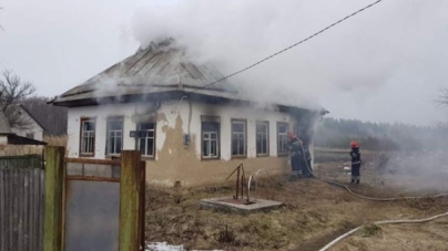 На Черкащині рятували від вогню нежилий будинок