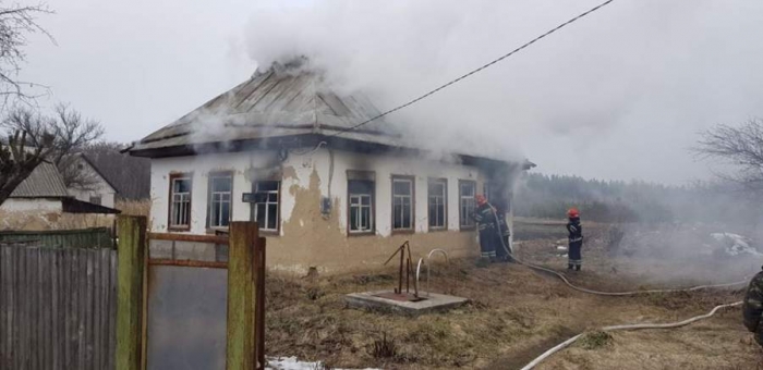 На Черкащині рятували від вогню нежилий будинок