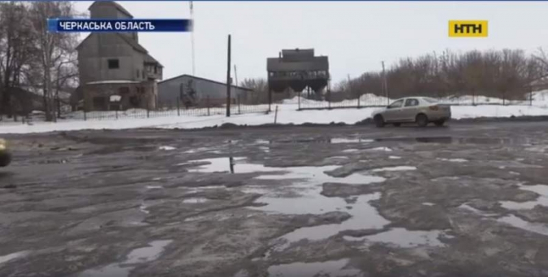 Національний антирекорд: скільки протрималась щойно відремонтована дорога на Черкащині (відео)
