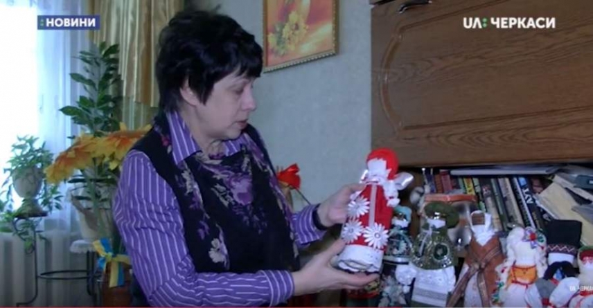 Черкащанка власноруч майструє іграшки-обереги (відео)