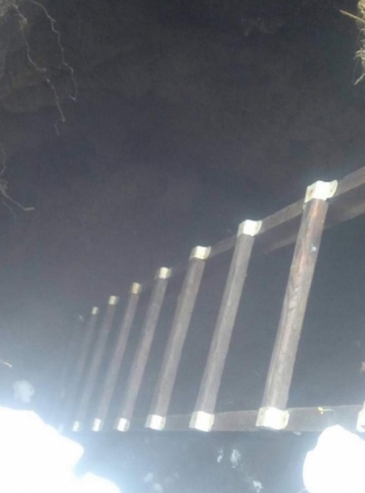 В Умані чоловік на власному подвір’ї провалився в катакомби (фото)