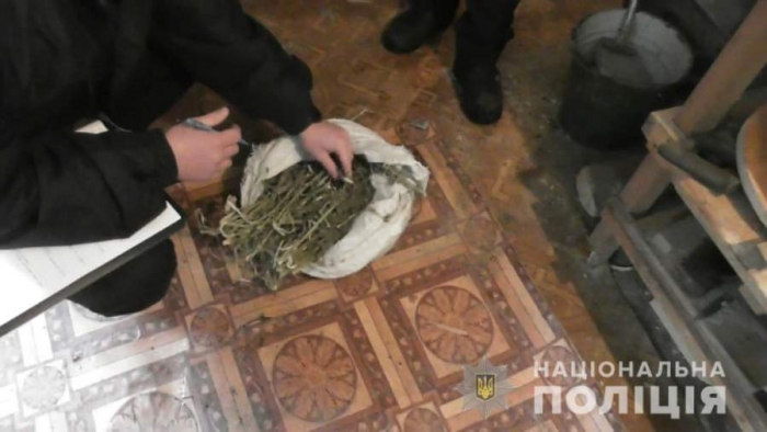 На Золотоніщині чоловік зберігав мішок коноплі (фото)