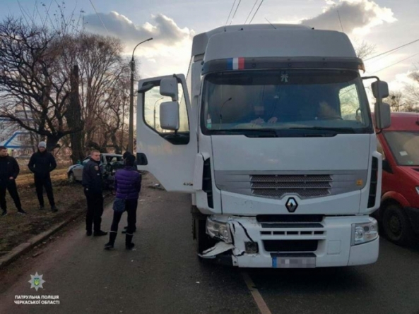 У Черкасах вантажівка зіткнулася з легковиком