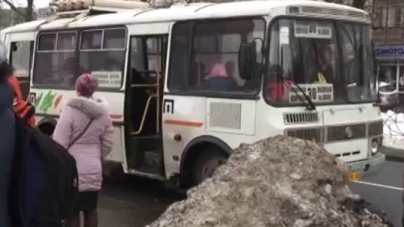 У Черкасах звільнили з роботи кондукторку маршрутки, яка вимагала гроші за перевезення пільговика (відео)