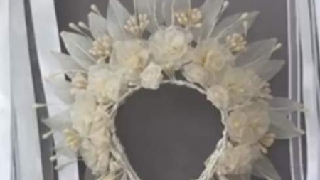 У Черкасах майстрині власноруч виготовляють традиційні весільні вінки (відео)