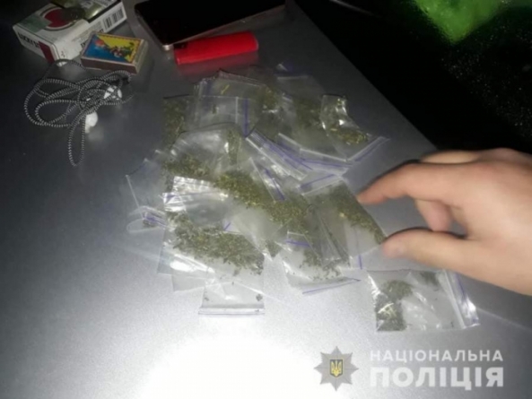 На Черкащині у двох молодиків поліцейські вилучили 48 пакетиків з наркотиками
