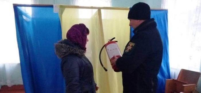 Черкаські рятувальники розпочали роботу по забезпеченню безпеки на виборчих дільницях (відео)