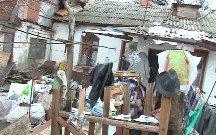В Умані місцевий житель влаштував сміттєзвалище у власному дворі (відео)